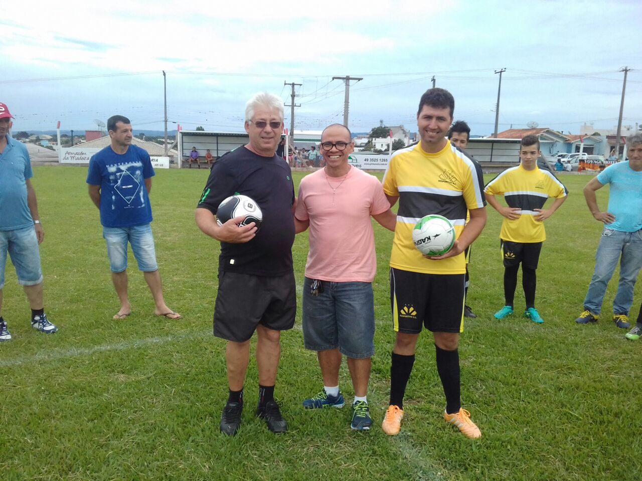 Prof. Luiz Henrique fazendo entrega das bolas em forma de incentivo ao esporte amador.